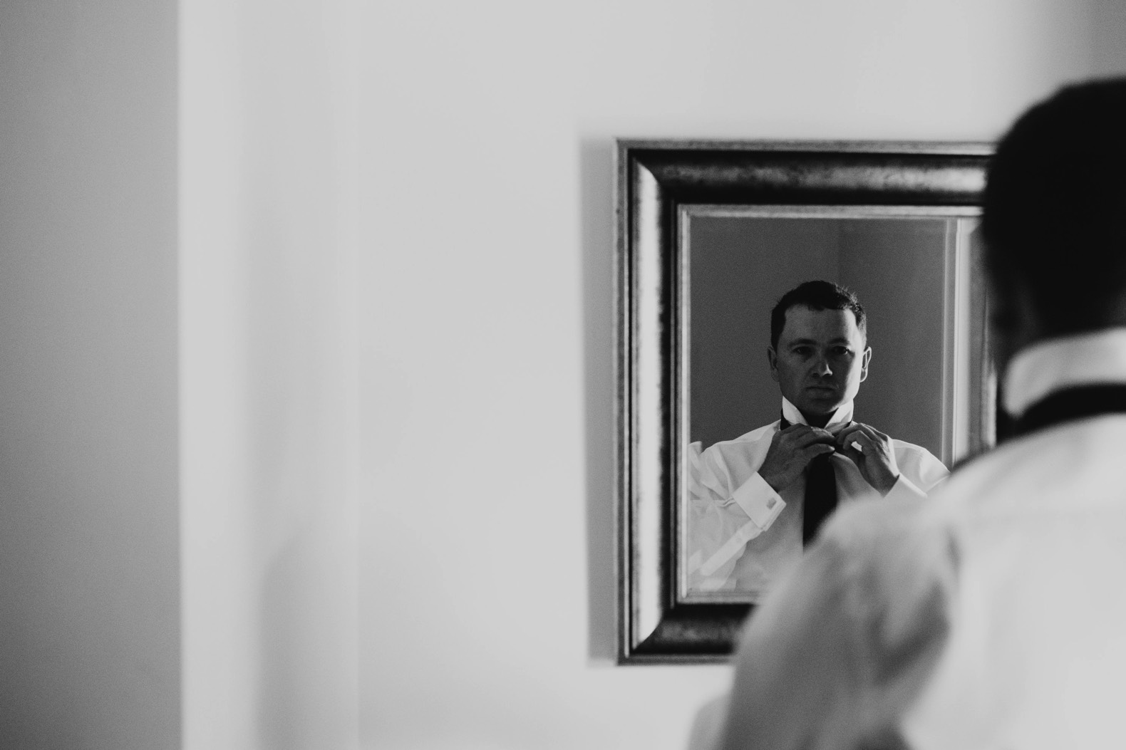 thornbury lodge stanthorpe groom doing up tie in mirror